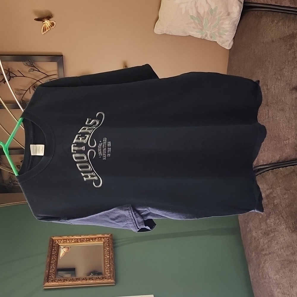 Men's 2XL Hooters shirt